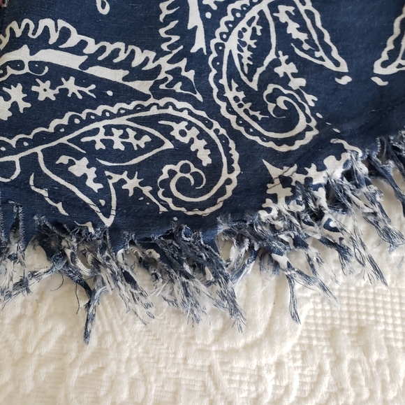 Bandana Print Button Down Shirt w/ Fringe Bottom ECU - Picture 4 of 7